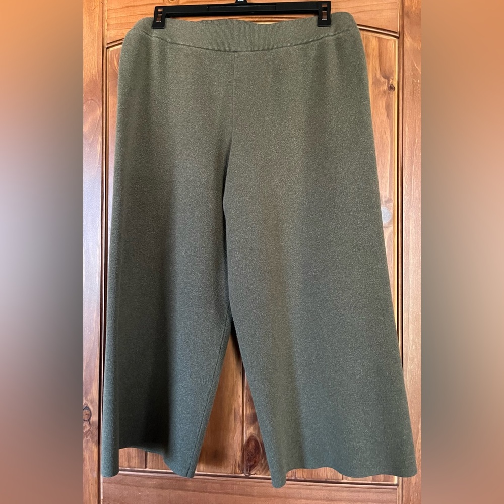 LOFT XL Wide leg cropped lounge pants. Olive green.